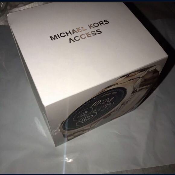 Michael Kors Runaway Heart Rate Smartwatch - Picture 3 of 3